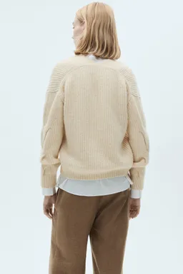 Jersey trenzado cuello pico de Mango en Buzos y Sweaters para argentina
