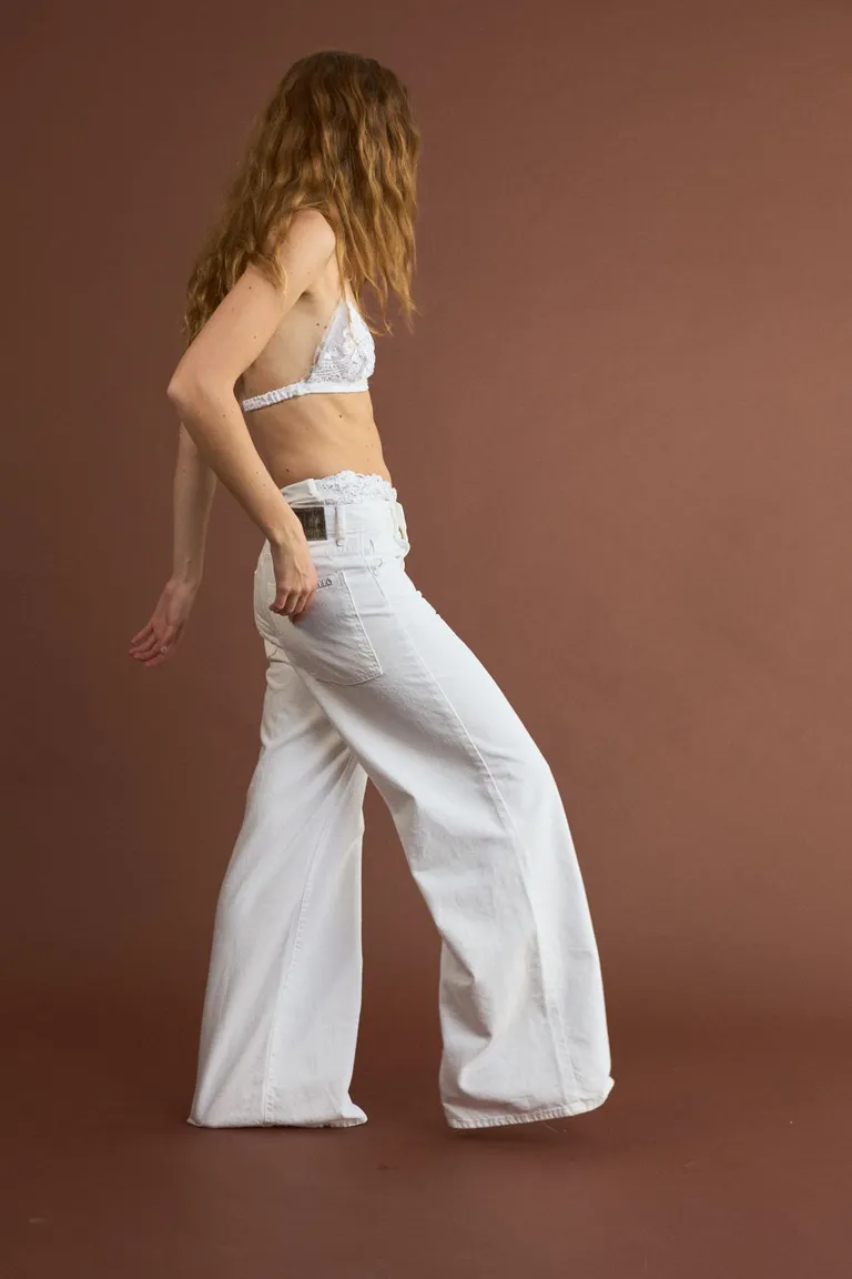 Pantalón blanco de algodón de corte relajado para un estilo casual y cómodo de Allo Martinez en Pantalones para argentina
