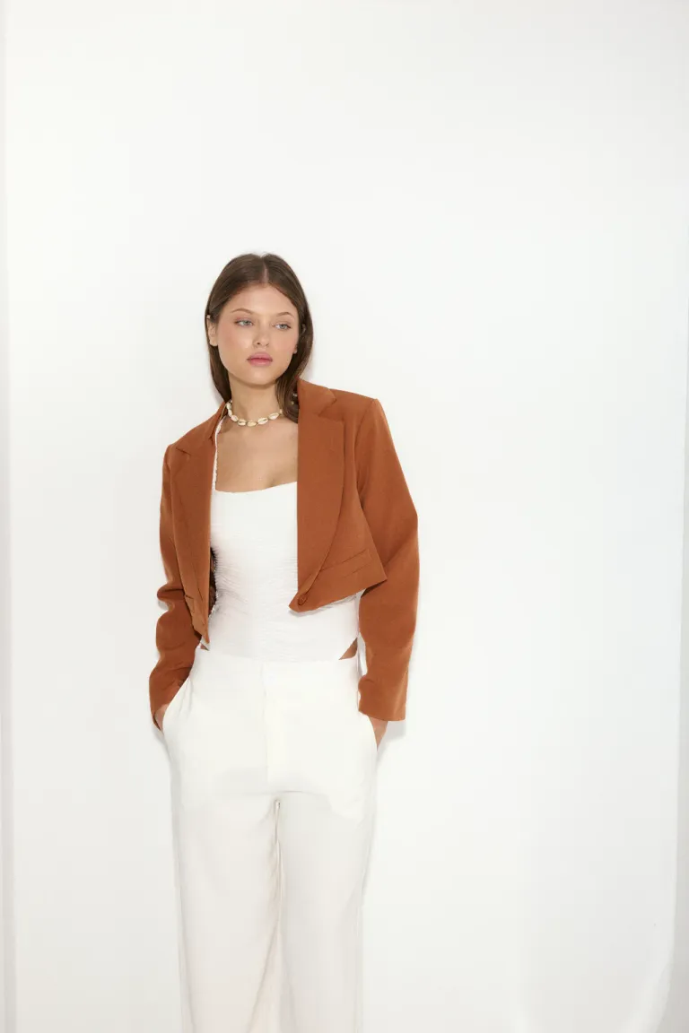 Blazer corto naranja tostado con hombreras amplias - Elegancia y versatilidad en una sola prenda de Audaz en Blazers para argentina