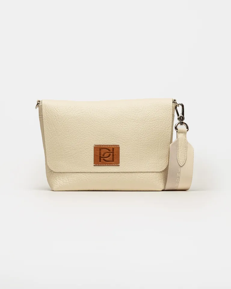 Elegante morral de cuero graneado beige con correa ajustable y detalles minimalistas de Prüne en Bolsos y Carteras para argentina