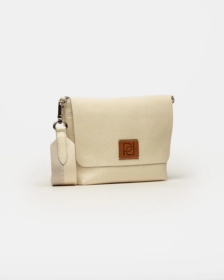 Elegante morral de cuero graneado beige con correa ajustable y detalles minimalistas de Prüne en Bolsos y Carteras para argentina