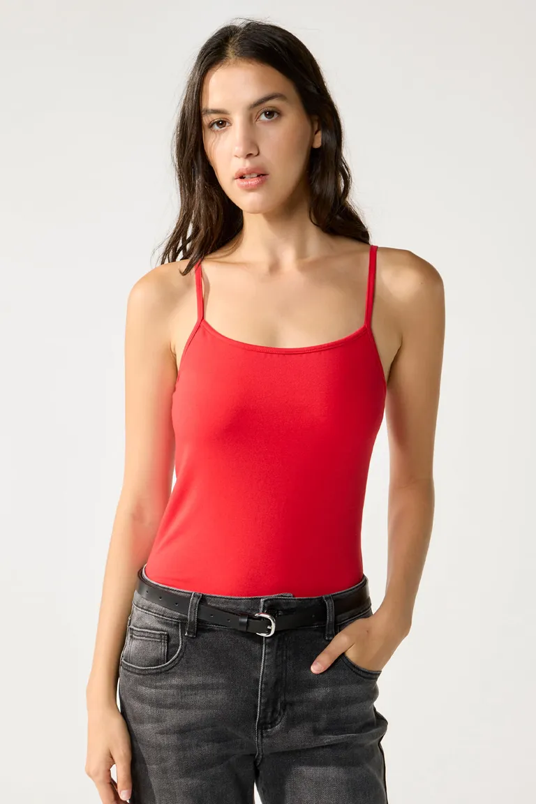 Musculosa de Algodón Roja con Finos Breteles - Prenda Cómoda y Versátil para Mujer de Cuesta Blanca en Remeras para argentina