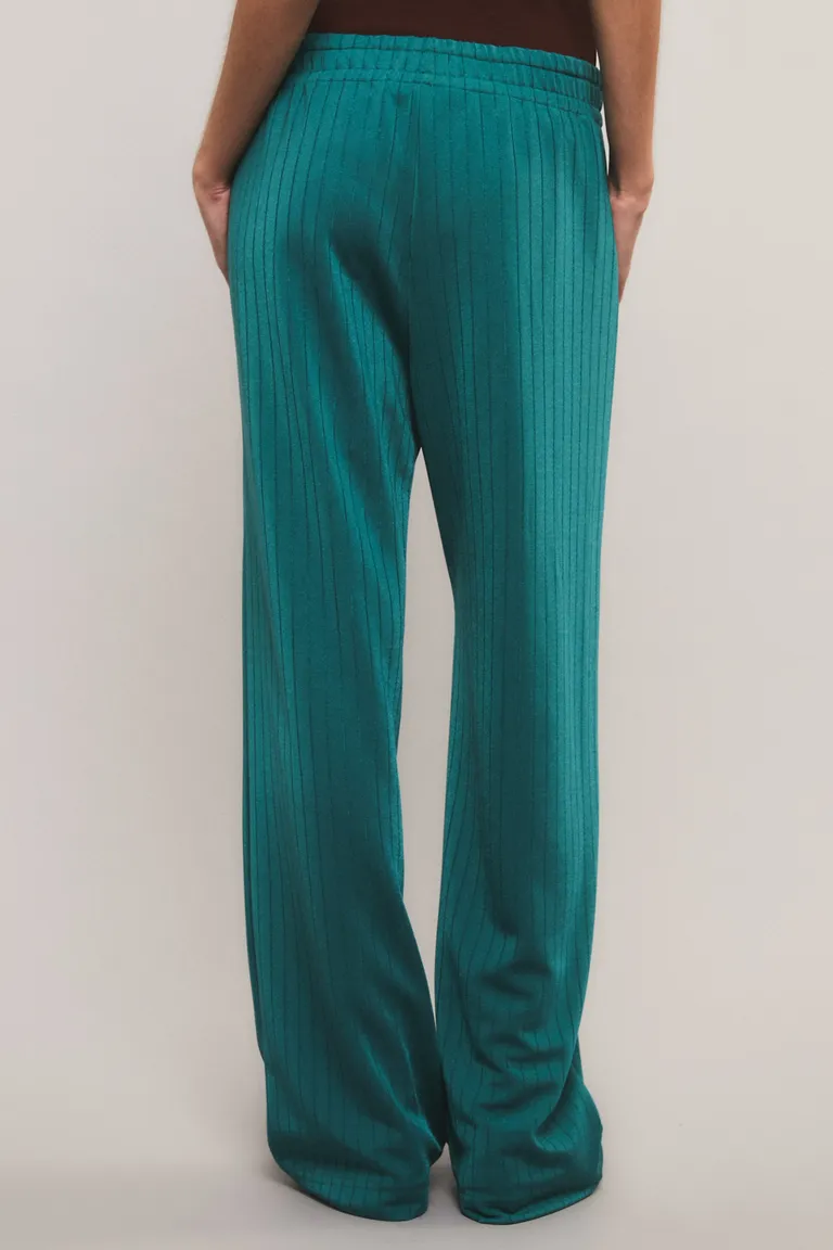 Pantalón de calce regular con bolsillos laterales de diseño clásico y funcional de Kosiuko en Pantalones para argentina