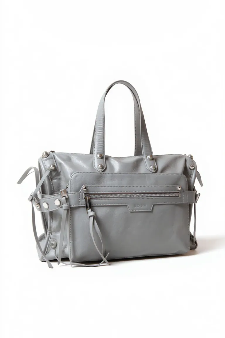 Cartera con manijas superiores compartimento frontal con cierre y apliques decorativos metálicos de Maria Cher en Bolsos y Carteras para argentina