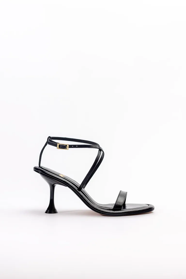 Sandalias de cuero negro con taco fino y pulsera al tobillo de Mishka en Sandalias para argentina