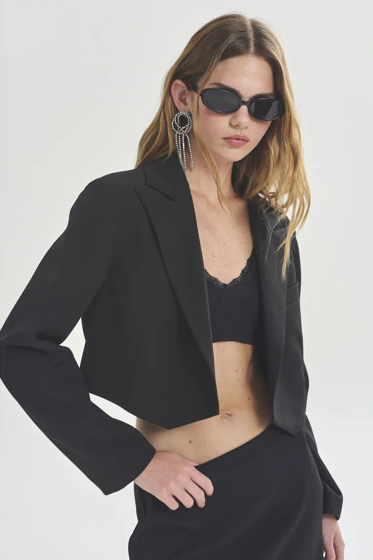 Blazer negro de corte entallado para mujer, una opción elegante y versátil de Akiabara en Blazers para argentina