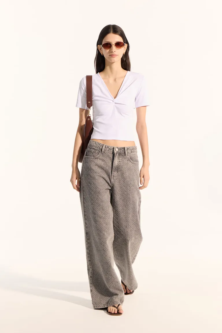 Remera blanca con diseño torzado, de corte regular y manga corta de Portsaid en Remeras para argentina