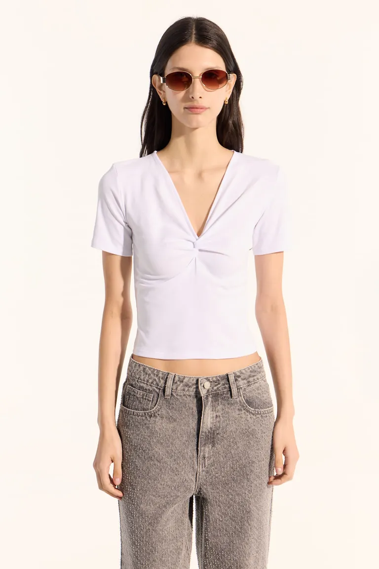 Remera blanca con diseño torzado, de corte regular y manga corta de Portsaid en Remeras para argentina