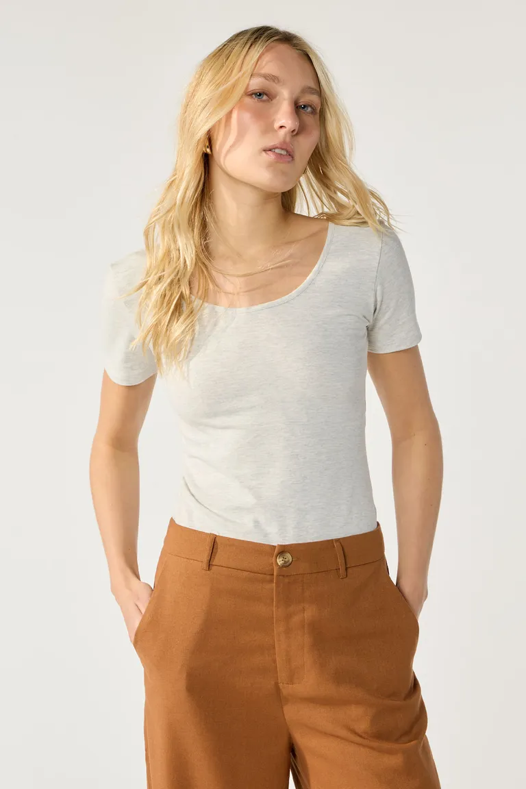 Remera de algodón blanca de manga corta y escote pronunciado para mujer de Cuesta Blanca en Remeras para argentina