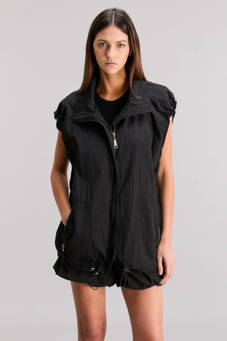 Chaleco Negro Oversize con Cierre Frontal y Detalles de Frunces de Kosiuko en Chalecos para argentina