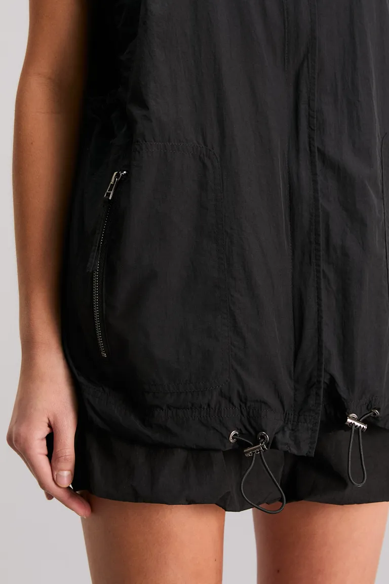 Chaleco Negro Oversize con Cierre Frontal y Detalles de Frunces de Kosiuko en Chalecos para argentina