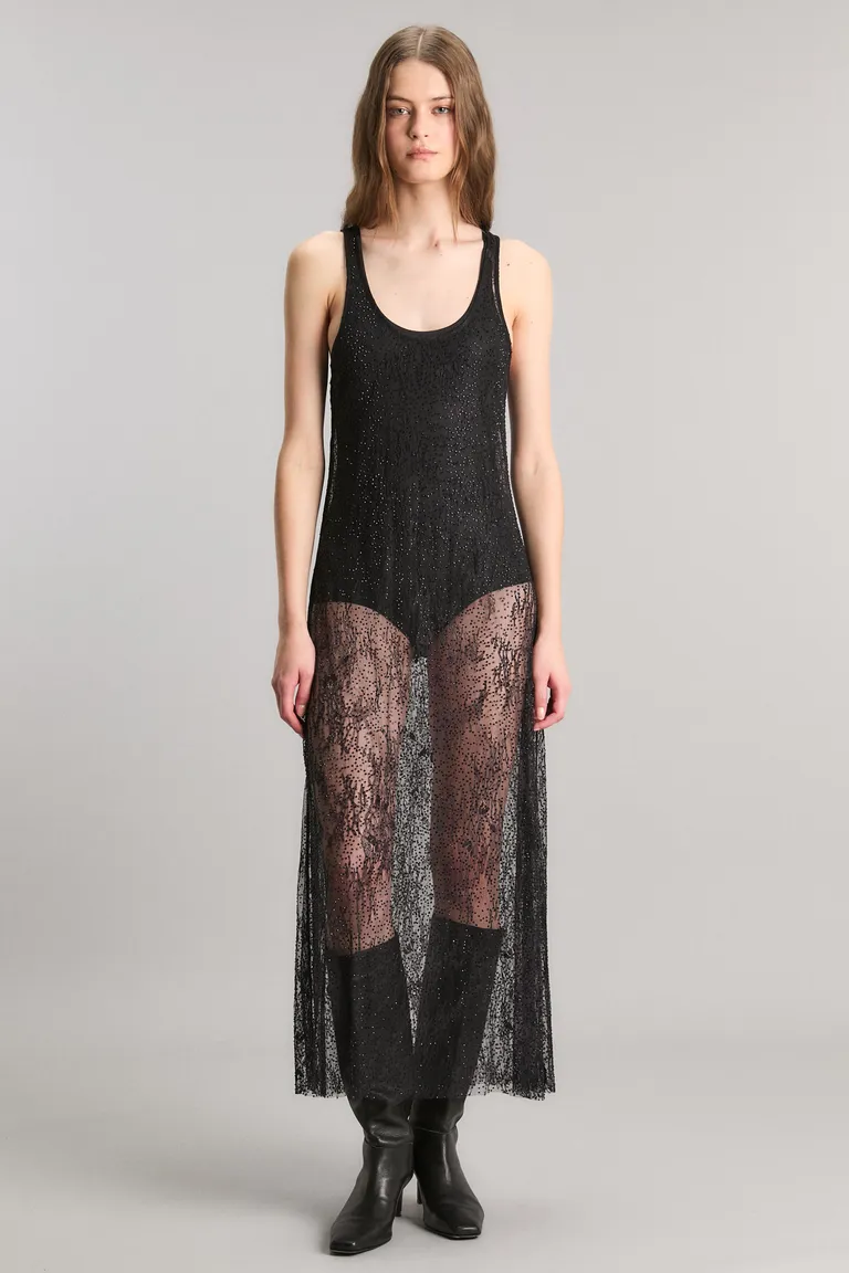 Vestido negro con diseño de encaje floral para una apariencia sofisticada y elegante de Kosiuko en Vestidos para argentina