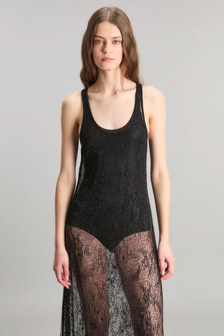 Vestido negro con diseño de encaje floral para una apariencia sofisticada y elegante de Kosiuko en Vestidos para argentina
