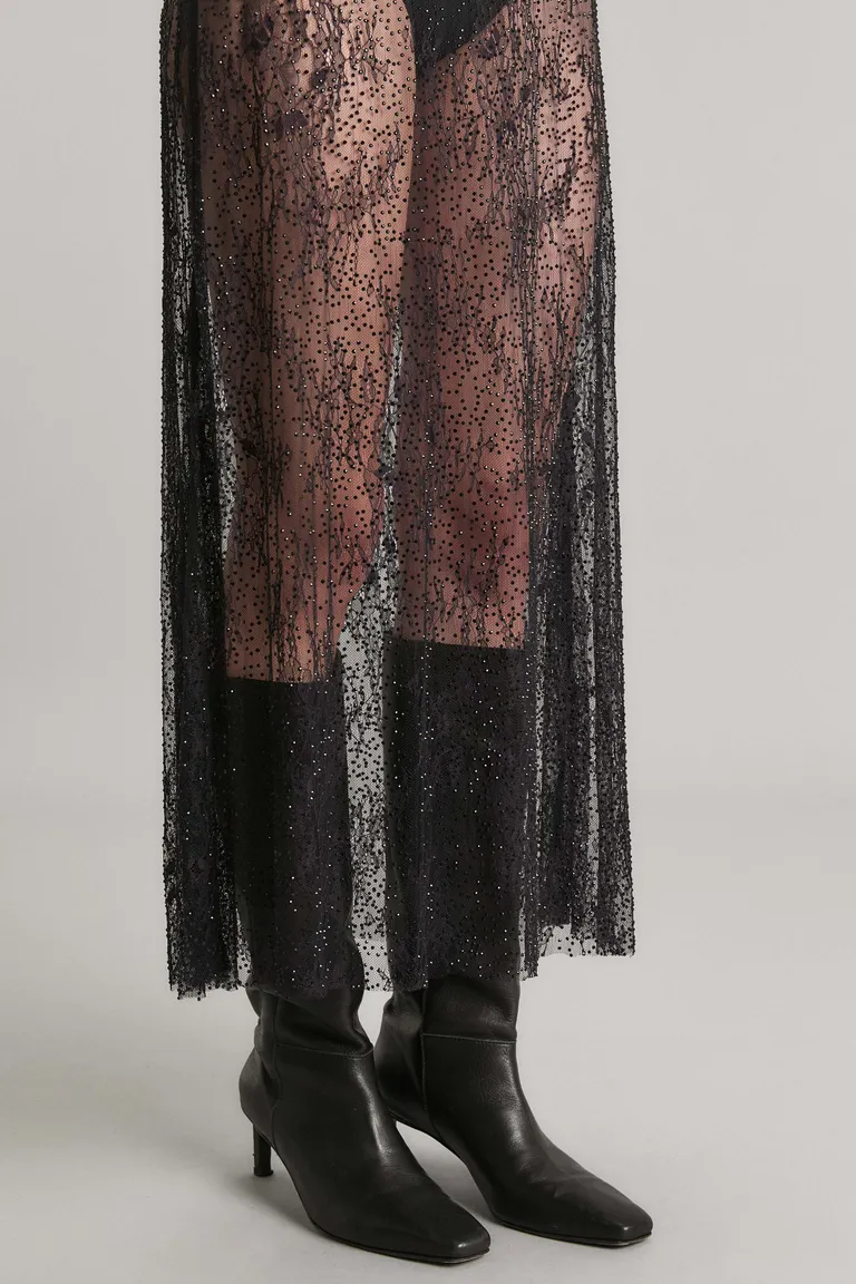 Vestido negro con diseño de encaje floral para una apariencia sofisticada y elegante de Kosiuko en Vestidos para argentina