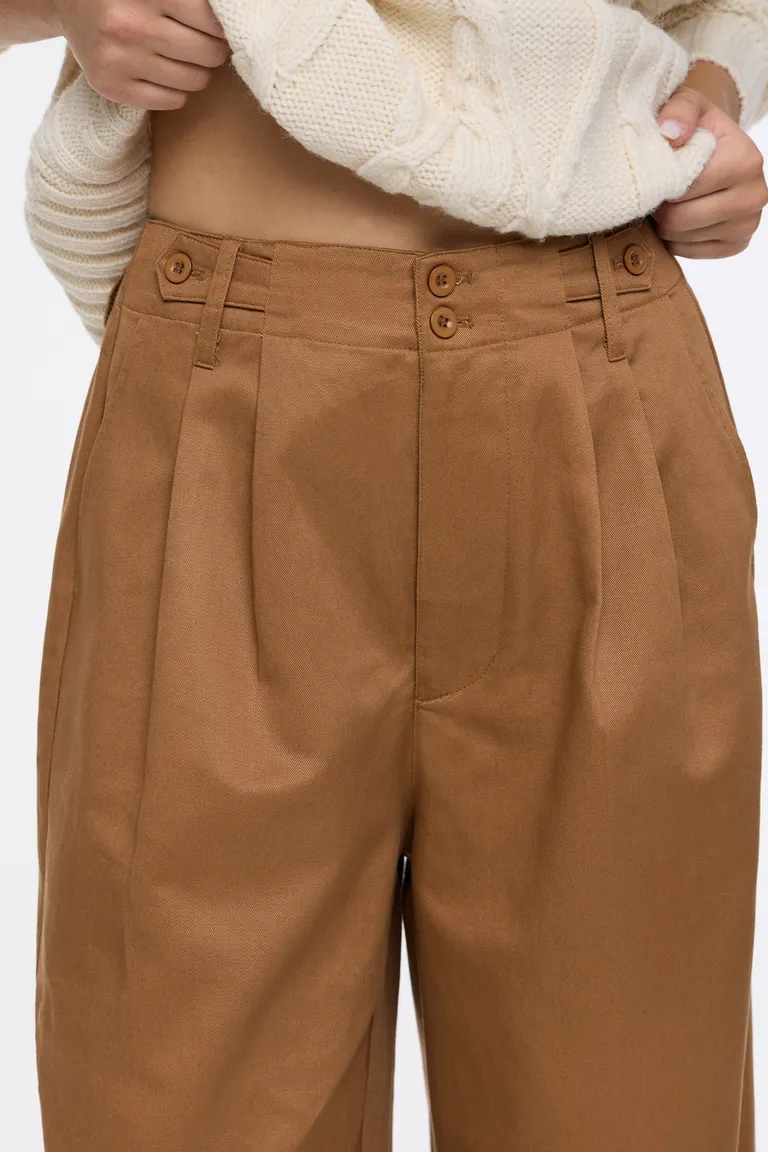 Pantalón sastrero de tiro alto con diseño wide leg, pinzas y charreteras laterales ajustables de Cuesta Blanca en Pantalones para argentina