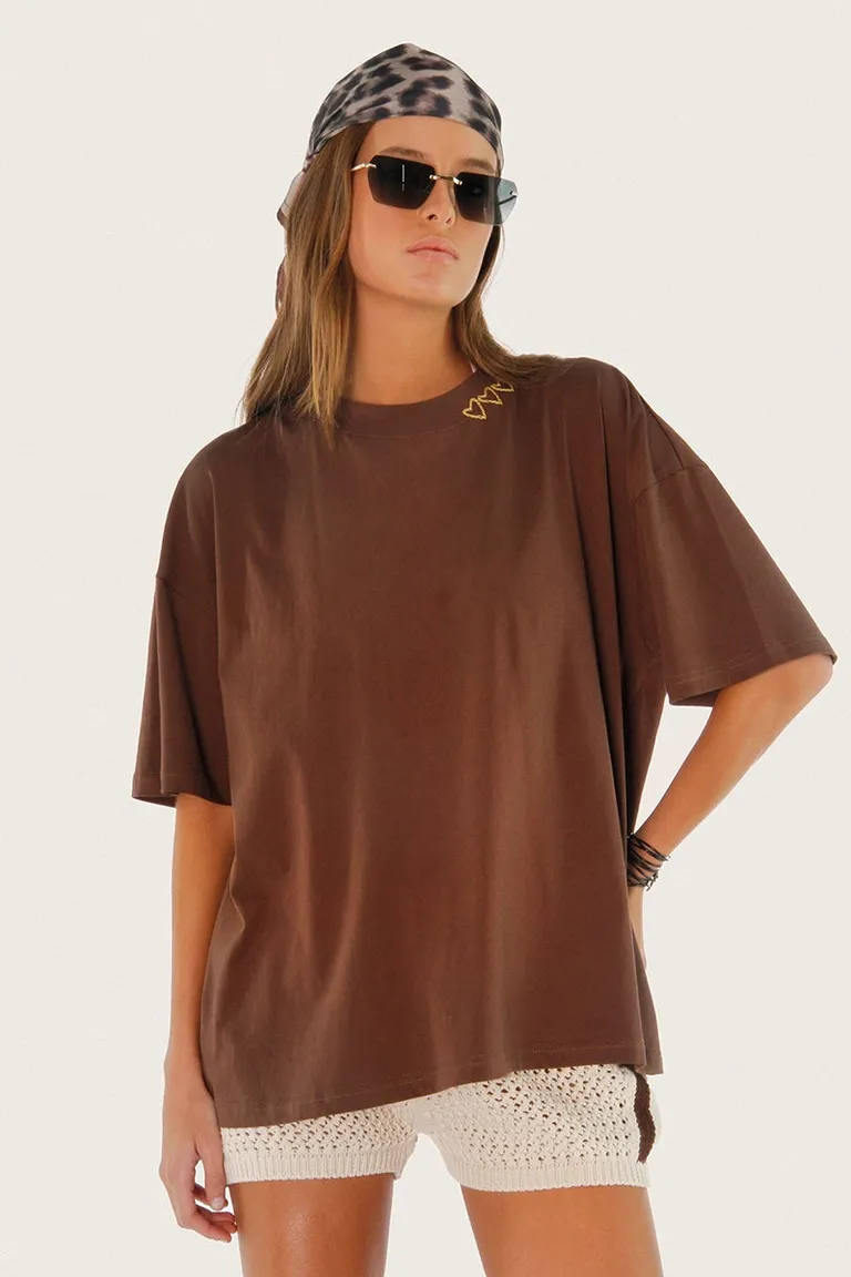 Remera marrón oversized con bordados en la espalda de Sofia Sarkany en Remeras para argentina