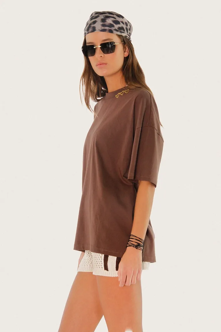 Remera marrón oversized con bordados en la espalda de Sofia Sarkany en Remeras para argentina