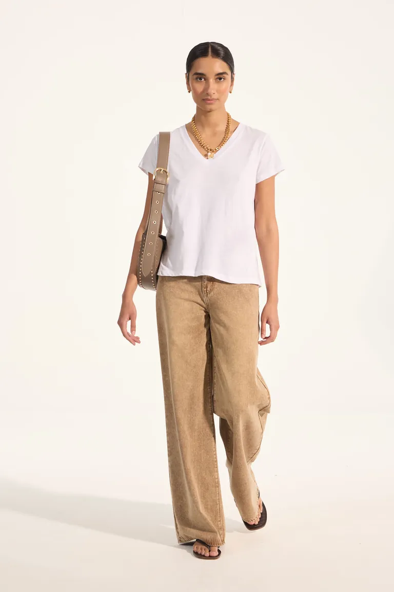 Remera básica de escote en V, confeccionada en algodón premium peruano de Portsaid en Remeras para argentina