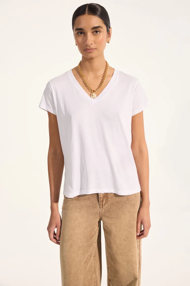 Remera básica de escote en V, confeccionada en algodón premium peruano de Portsaid en Remeras para argentina