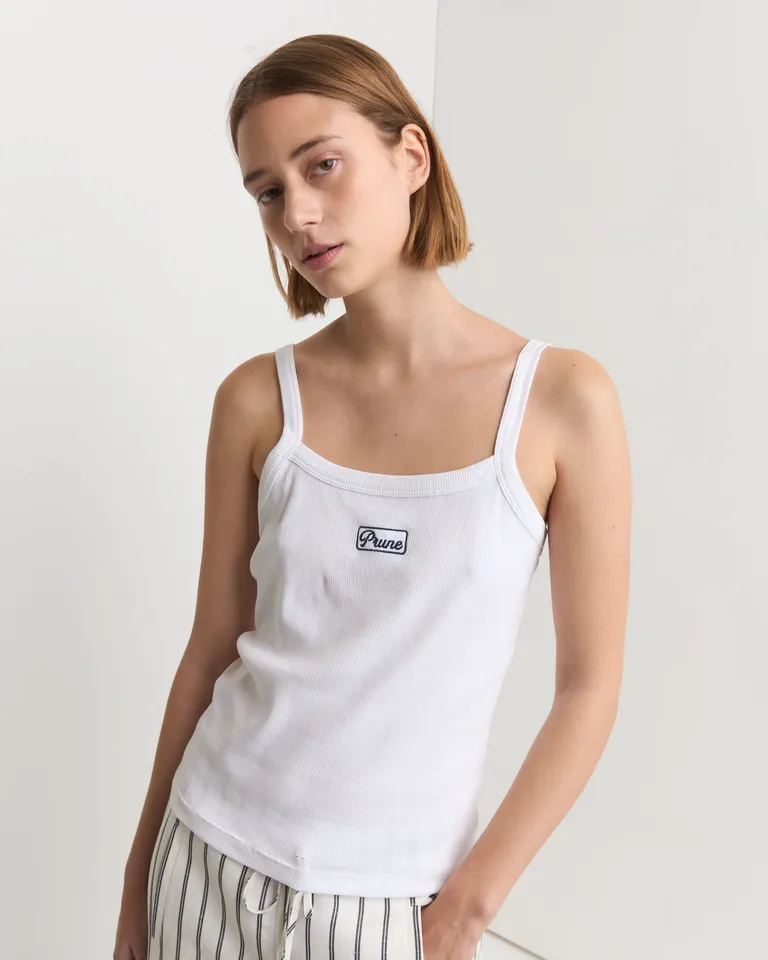 Musculosa de algodón con logo centrado, un diseño simple y de líneas puras para un look fresco y desenfadado de Prüne en Remeras para argentina