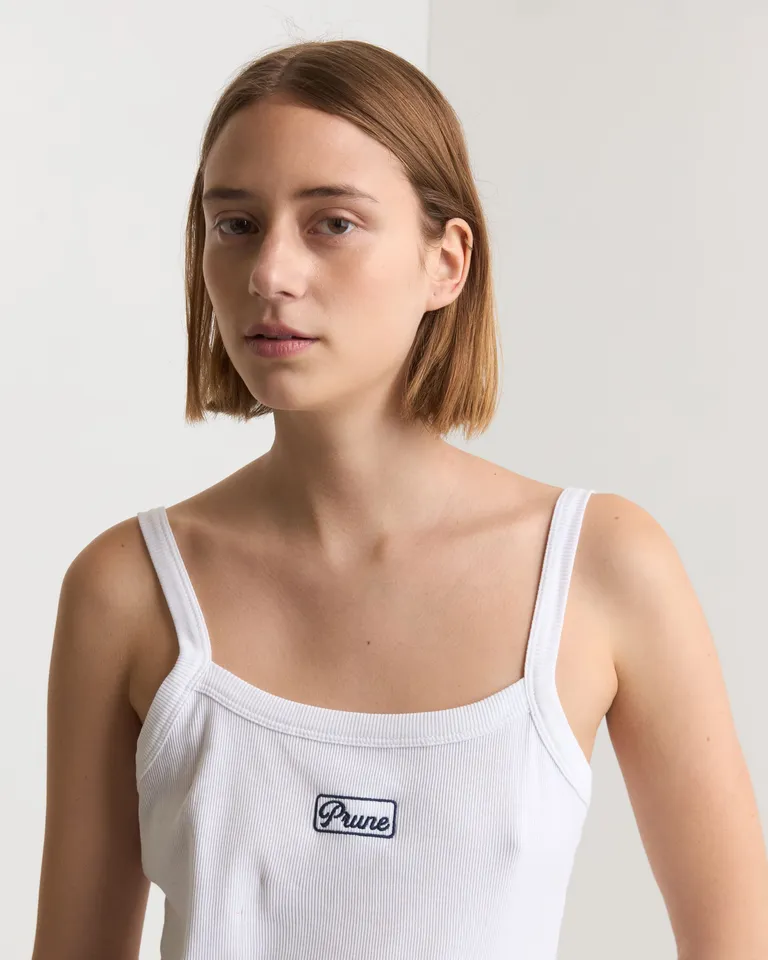 Musculosa de algodón con logo centrado, un diseño simple y de líneas puras para un look fresco y desenfadado de Prüne en Remeras para argentina