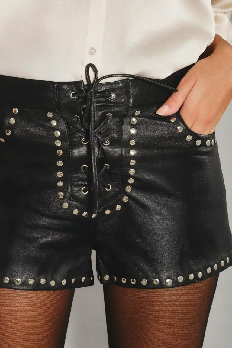 Short con detalles de remaches metálicos y ajuste frontal con cordones de Rapsodia en Shorts para argentina