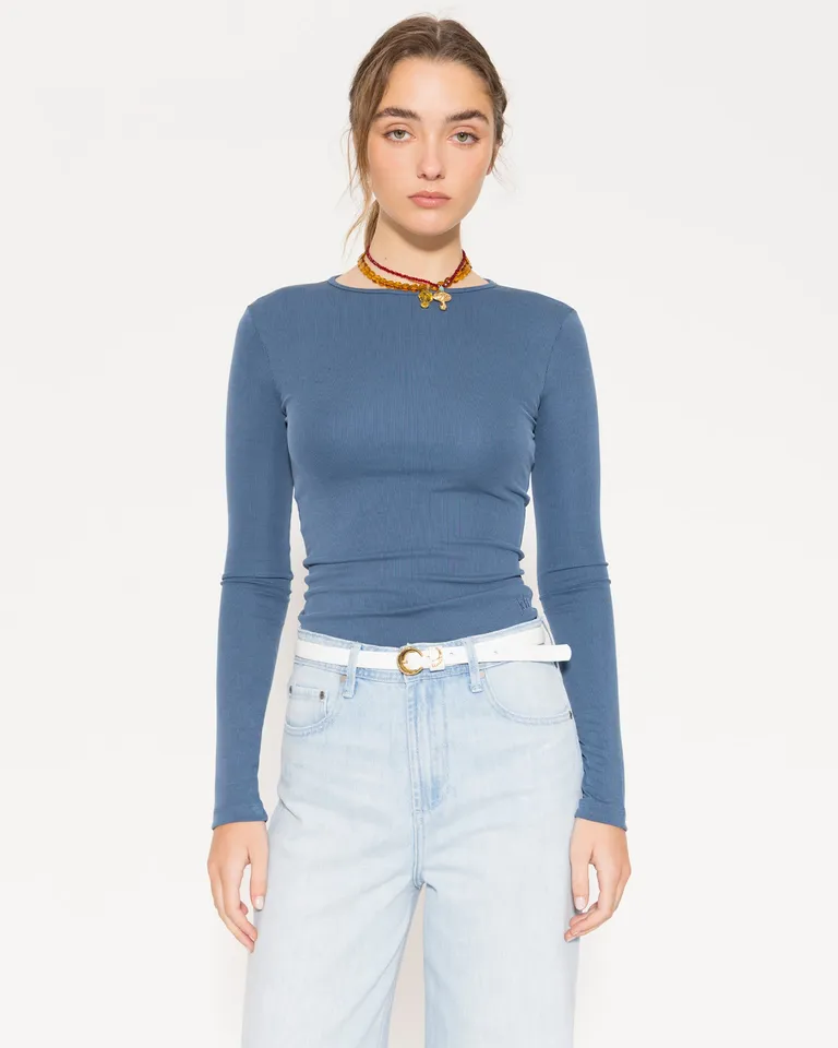 Remera de punto azul con espalda abierta y diseño elegante de Jazmin Chebar en Remeras para argentina