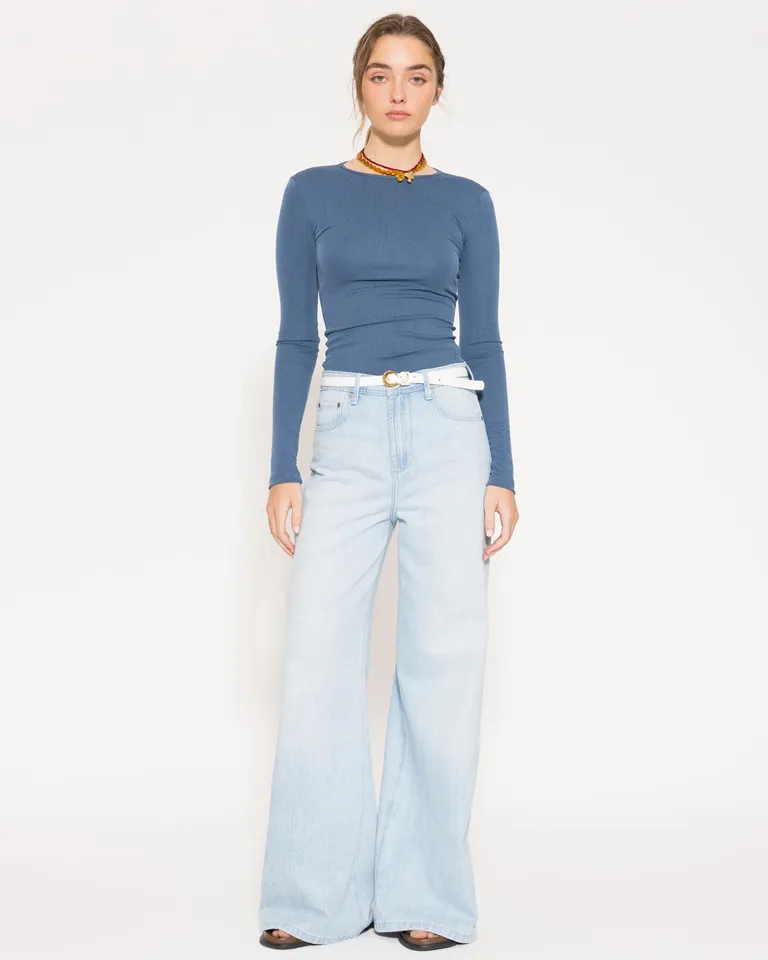 Remera de punto azul con espalda abierta y diseño elegante de Jazmin Chebar en Remeras para argentina