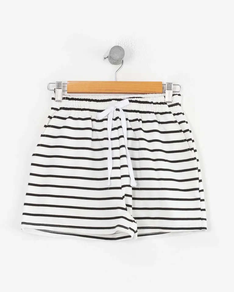Shorts rayados horizontales en blanco y negro, diseño cómodo y elegante para un look casual y moderno de Sky en Shorts para argentina