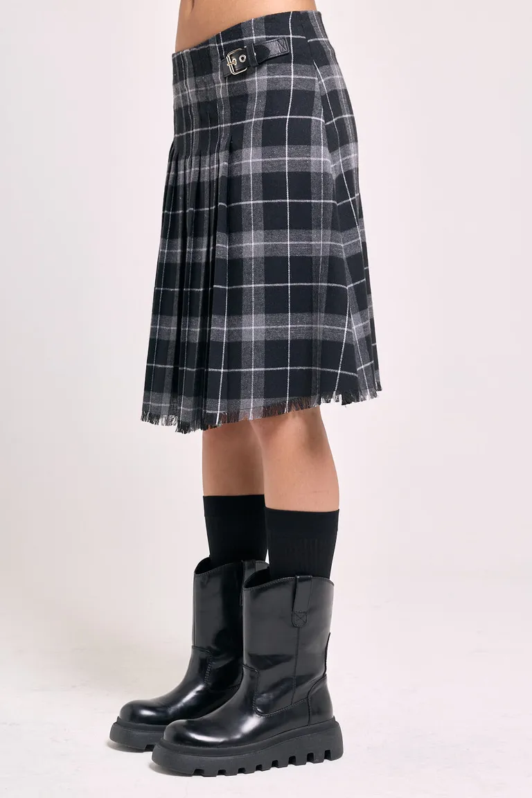 Falda midi escocesa de tiro medio con tablas y ruedo desflecado con hebilla decorativa de 47 Street en Faldas para argentina