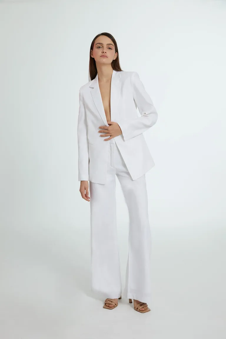 Blazer blanco de corte recto y largo hasta la cadera, confeccionado en lino de Naíma en Blazers para argentina