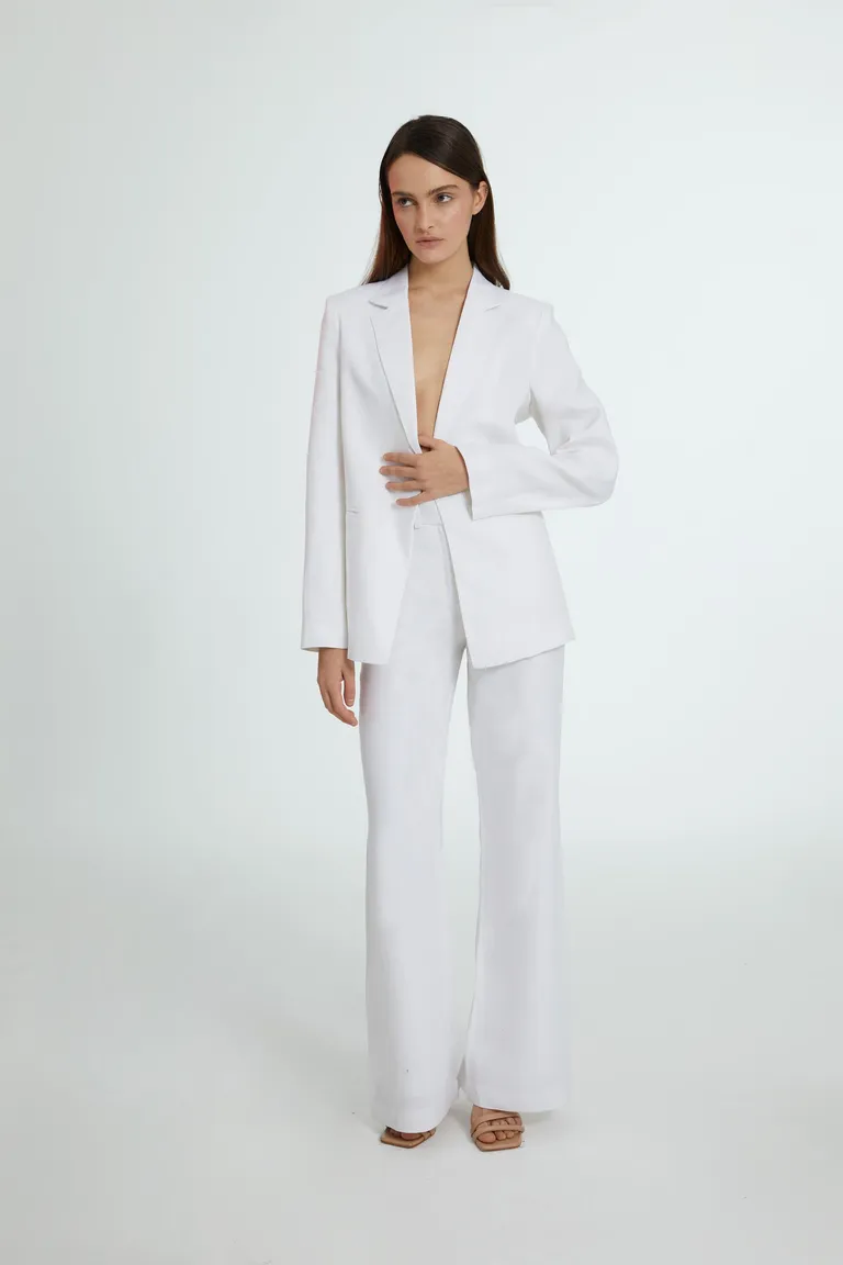 Blazer blanco de corte recto y largo hasta la cadera, confeccionado en lino de Naíma en Blazers para argentina