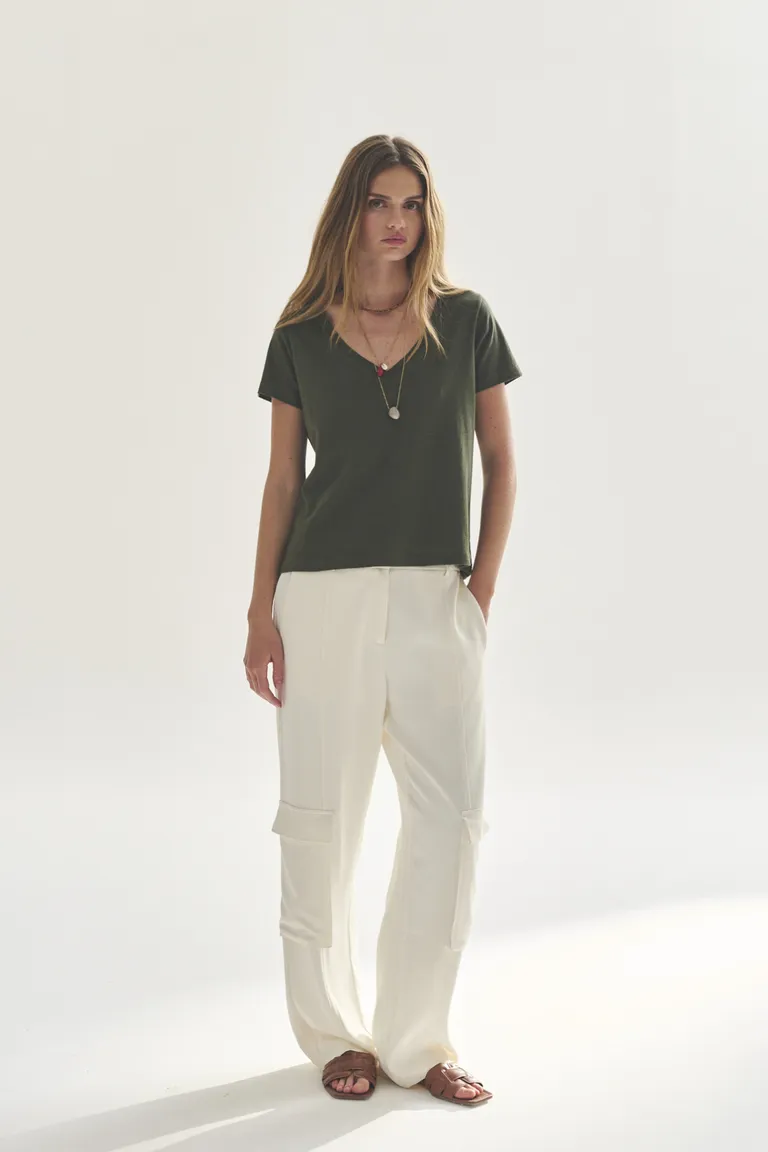 Remera de escote en V de diseño sencillo y elegante para mujer de Akiabara en Remeras para argentina