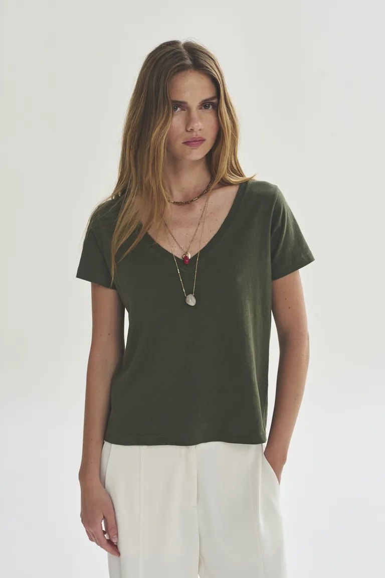 Remera de escote en V de diseño sencillo y elegante para mujer de Akiabara en Remeras para argentina