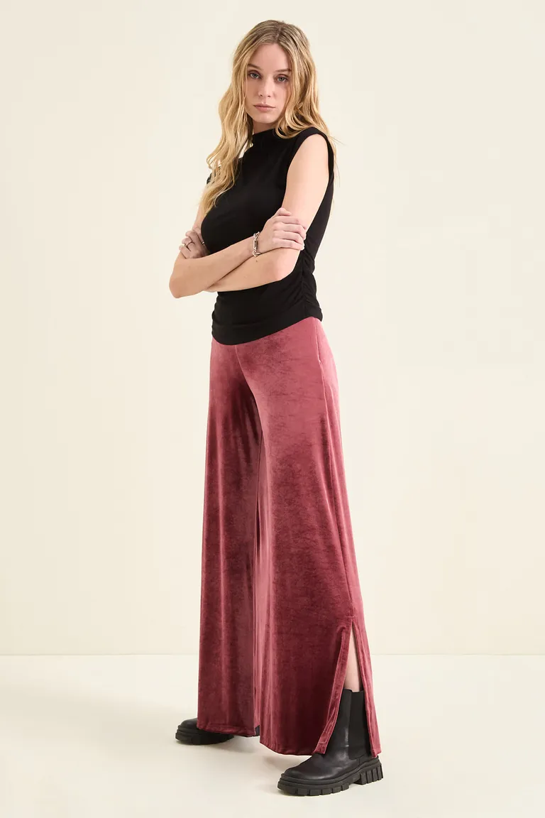 Pantalón tiro alto corte palazzo con tajos laterales en botamangas y cierre invisible de Cuesta Blanca en Pantalones para argentina