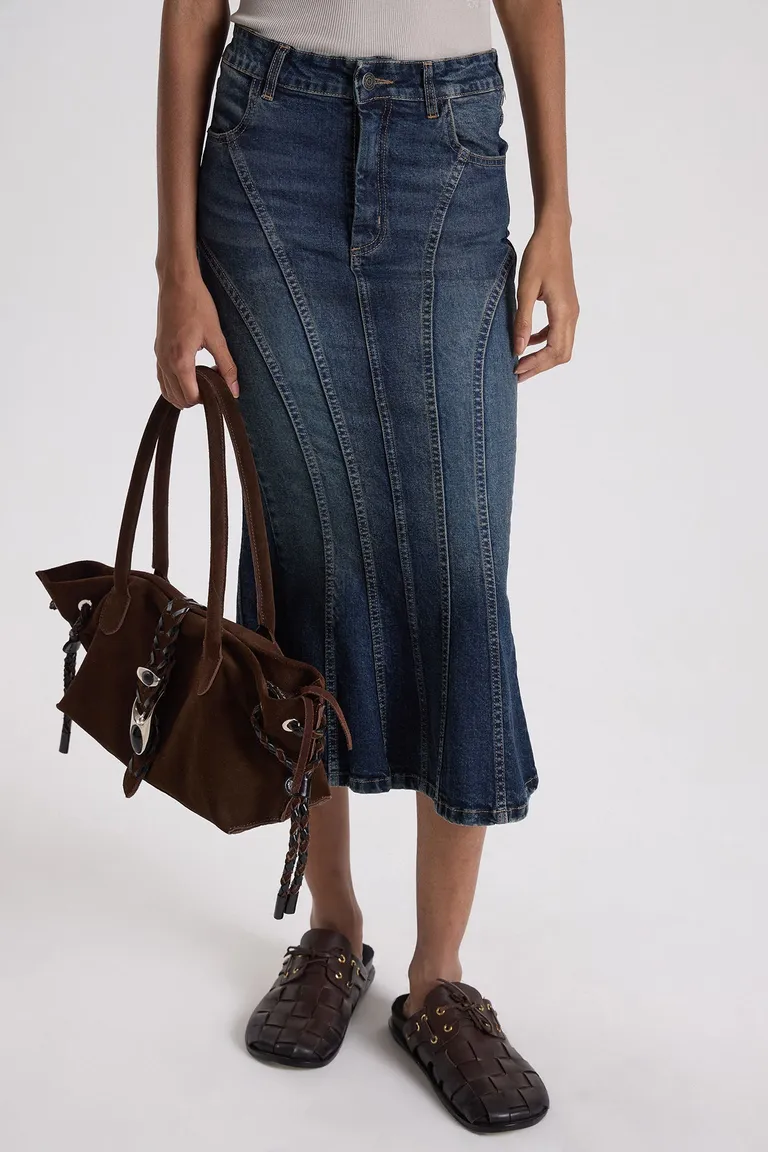 Pollera midi estilo godet con corte ajustado a la cintura y largo debajo de la rodilla de Maria Cher en Faldas para argentina