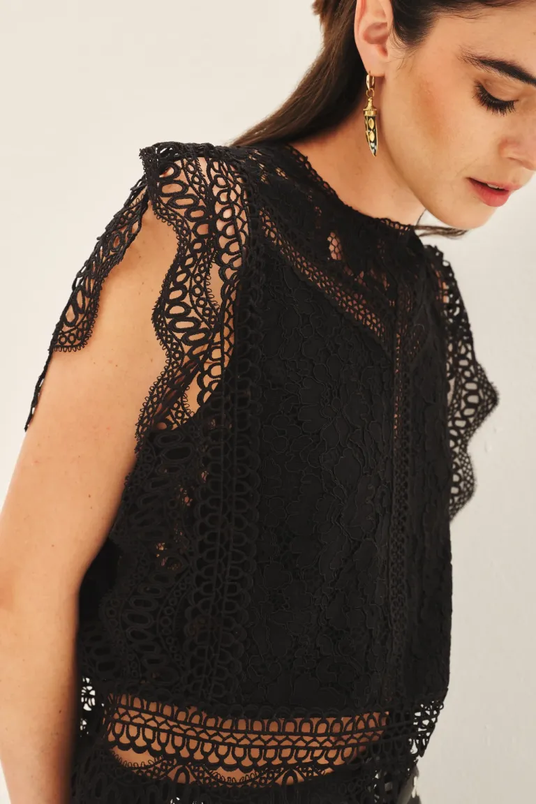 Camisa sin mangas con detalles de encaje y puntilla, de corte regular y diseño delicado de Rapsodia en Camisas para argentina