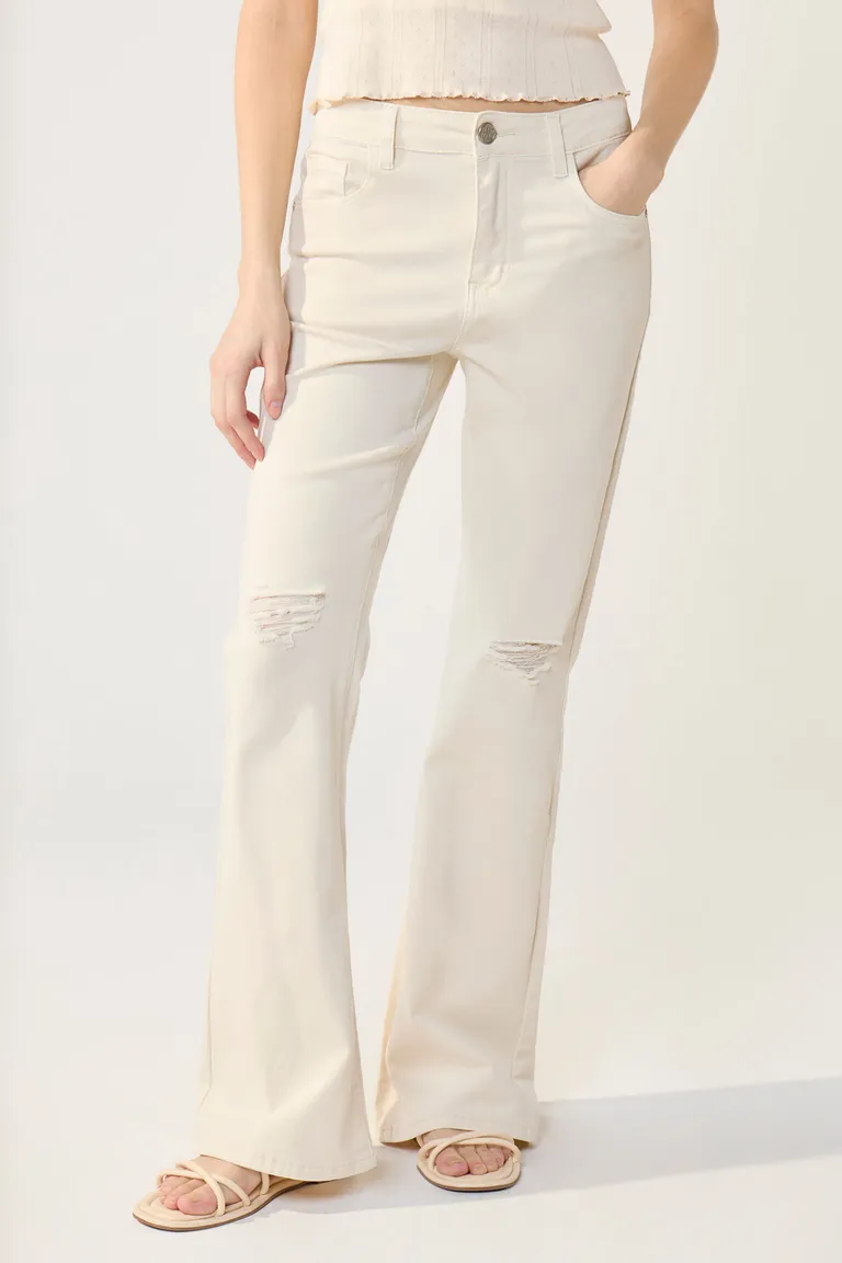 Pantalón jean tiro medio con roturas en rodillas y corte flare acampanado de Cuesta Blanca en Pantalones para argentina