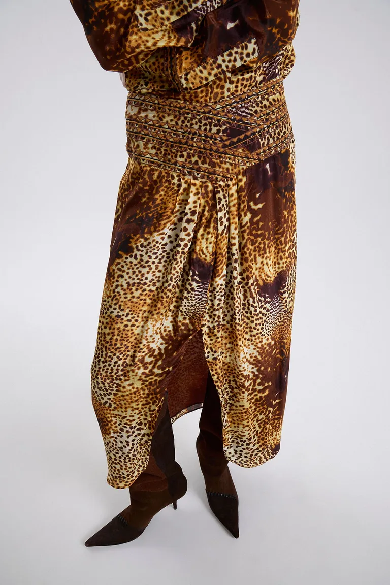 Pollera midi con diseño estampado, cintura alta y tajo frontal para mujer de Maria Cher en Faldas para argentina