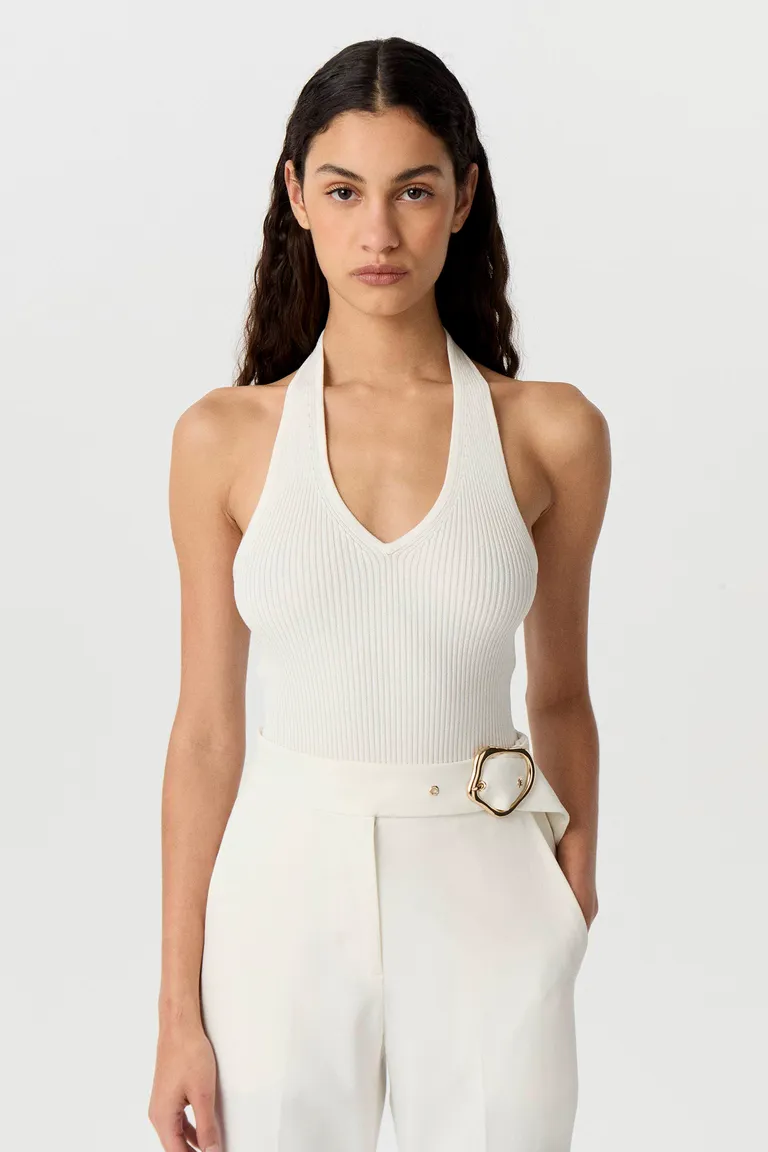 Top blanco de punto acanalado con escote en V y espalda abierta de Markova en Tops para argentina