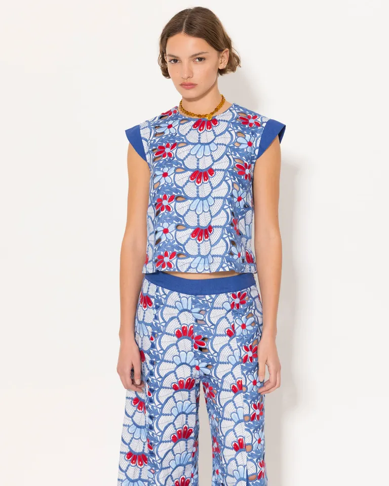 Top de broderie azul marino con mangas japonesas y abertura en la espalda de Jazmin Chebar en Tops para argentina
