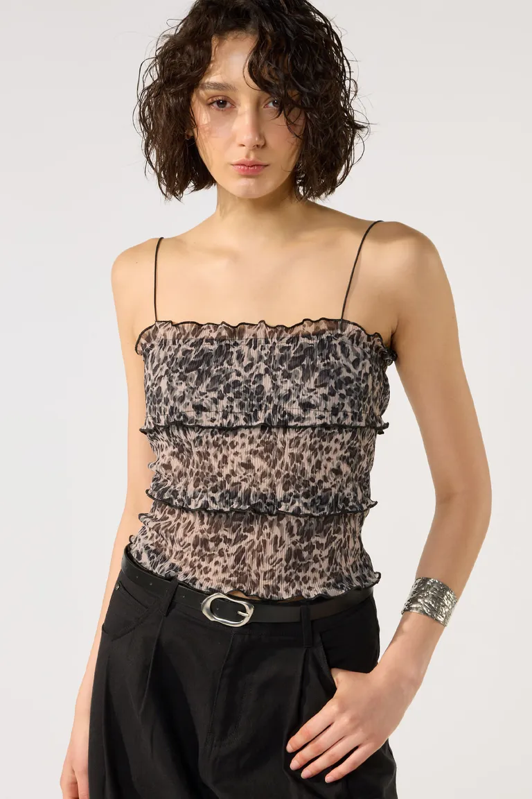 Musculosa estampada en microtul crepe con escote recto y volados superpuestos de Cuesta Blanca en Tops para argentina