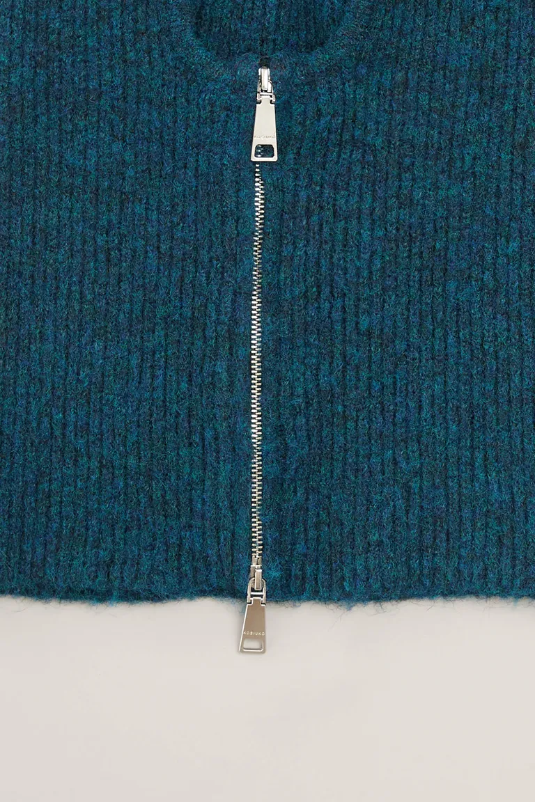 Balaclava tejida con cierre lateral metálico y diseño de ajuste frontal de Kosiuko en Gorros y Sombreros para argentina