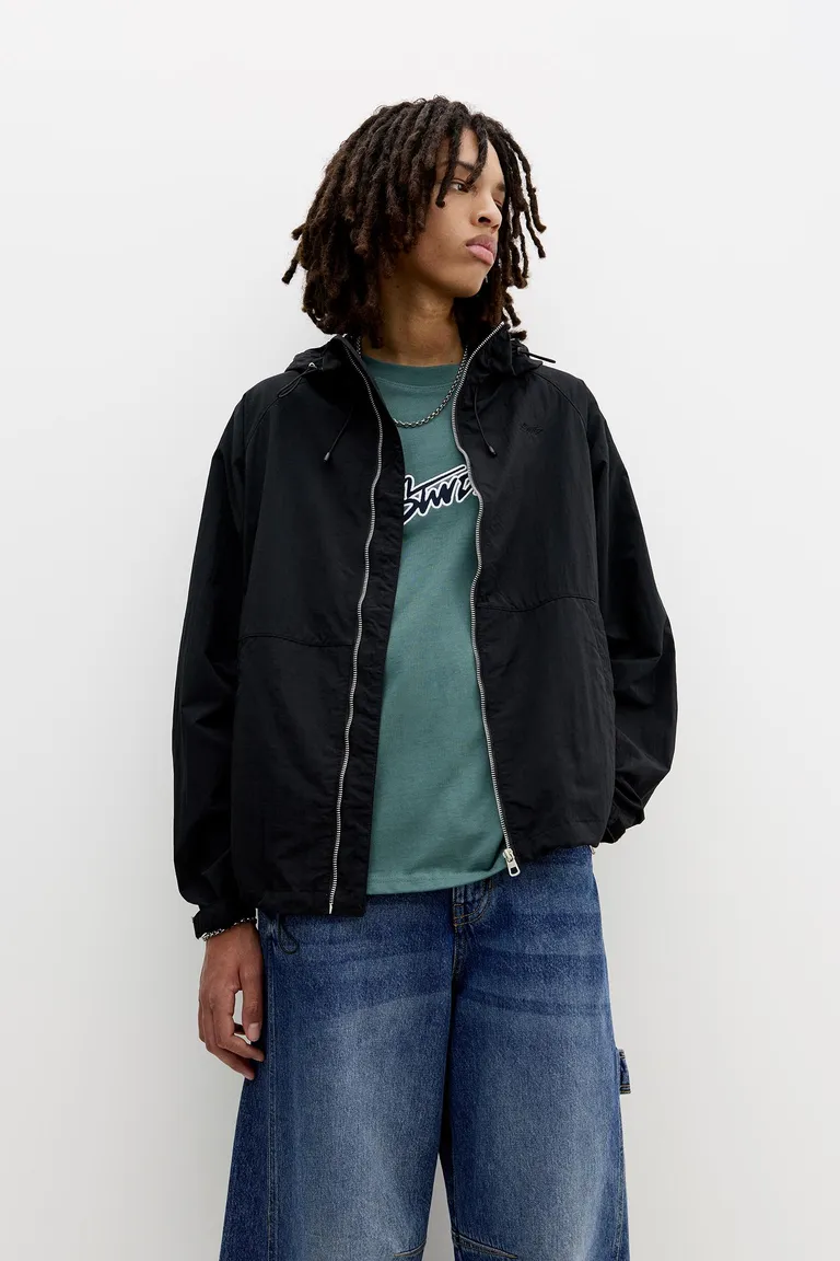 Chubasquero con capucha stwd de Pull&Bear en Abrigos y Camperas para argentina