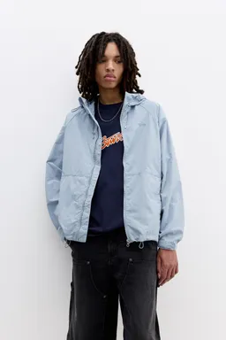 Chubasquero con capucha stwd de Pull&Bear en Abrigos y Camperas para argentina