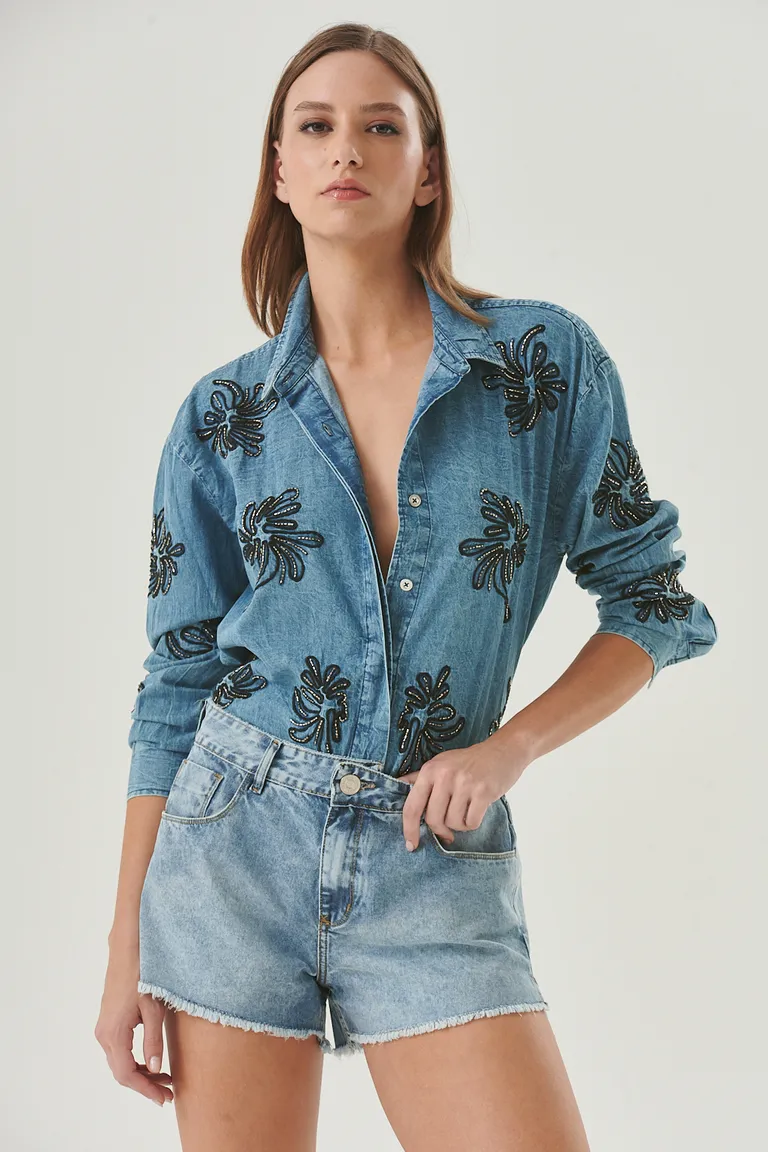 Camisa de denim con bordados florales de mostacillas, un toque único y elegante de Sweet en Camisas para argentina
