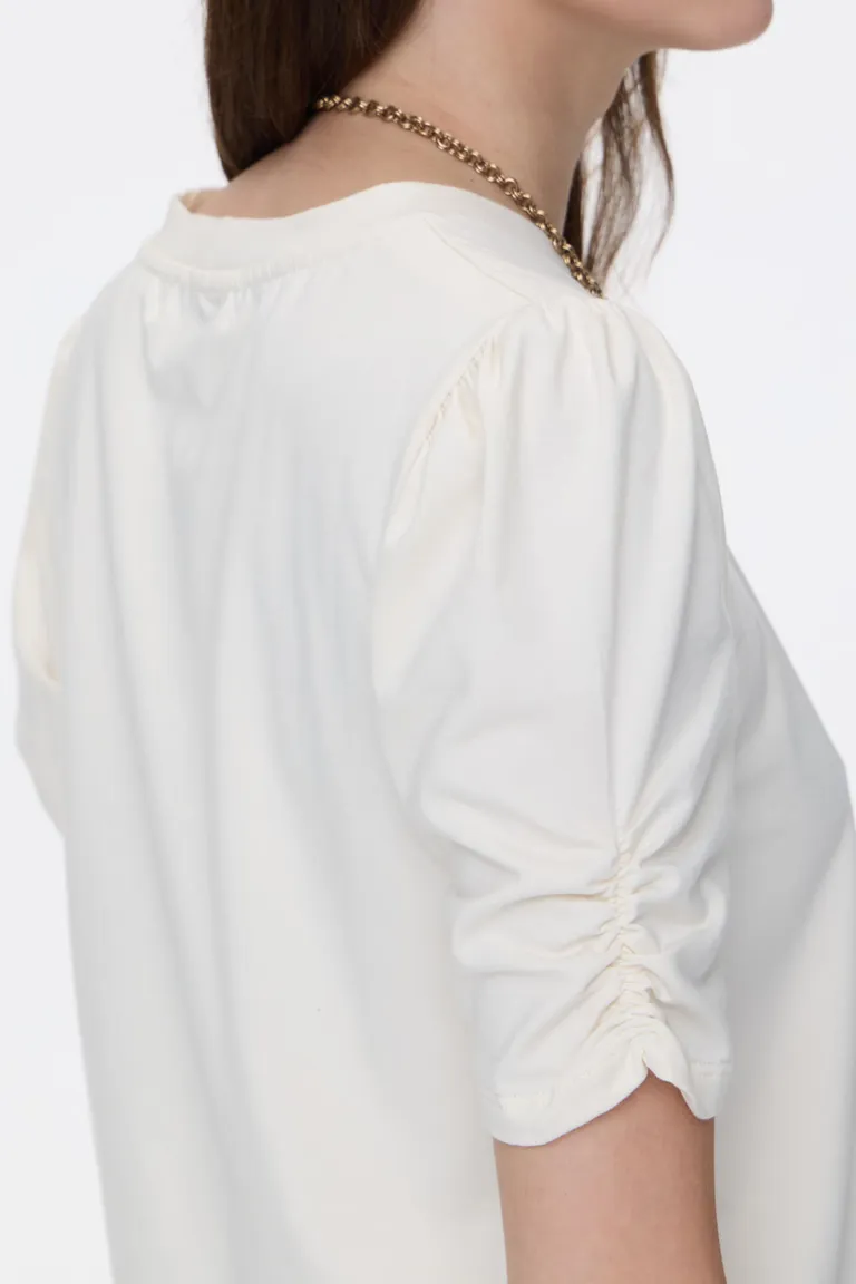 Remera de mujer con mangas cortas fruncidas y cuello redondo de Cuesta Blanca en Remeras para argentina
