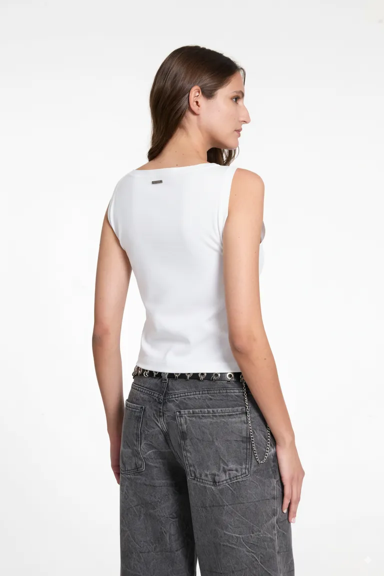 Remera musculosa de escote bote, diseño moderno y ajustado al cuerpo de Justaosadia en Remeras para argentina