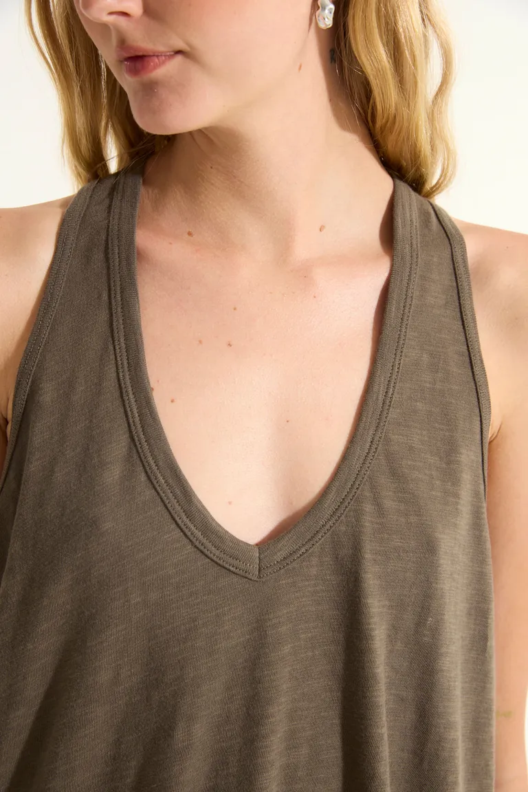 Remera musculosa evase con terminaciones al corte en color marrón de Portsaid en Remeras para argentina