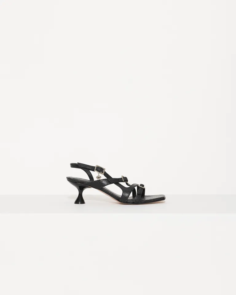 Sandalias de cuero con detalles en hebillas - Elegancia y versatilidad en cada paso de Jazmin Chebar en Sandalias para argentina